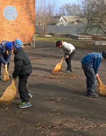 Maktab hududini tozalash